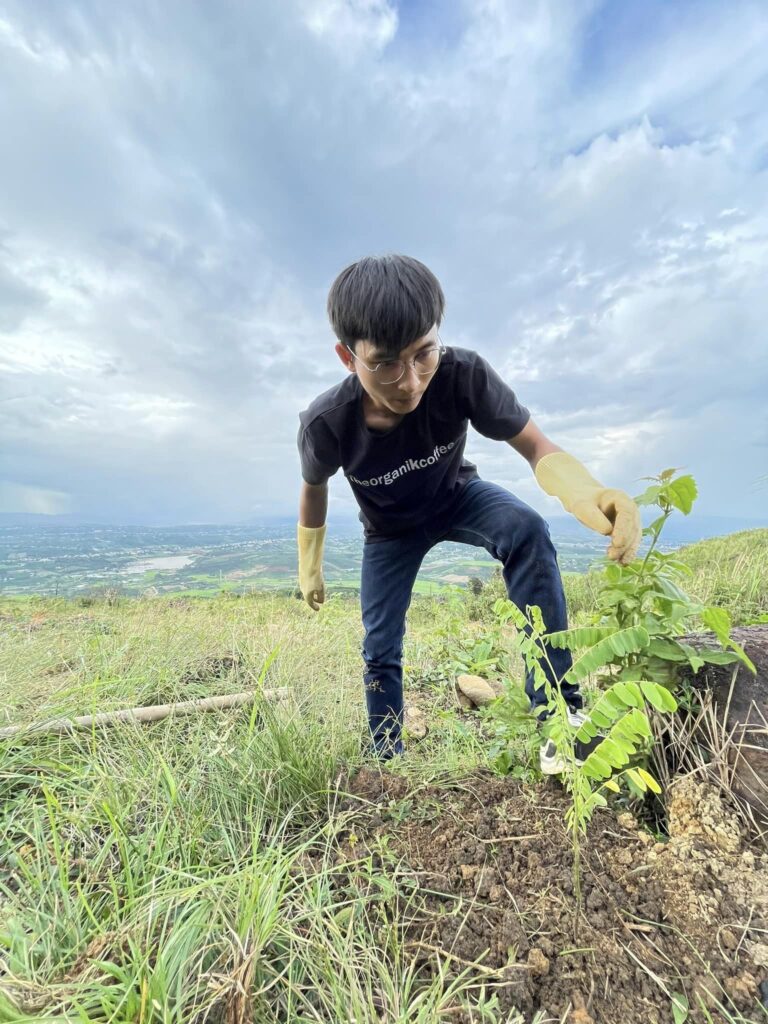 Now you have another reason to pack a bag of organic coffee home from TheorganiKcoffee. For every bag of coffee beans purchased, we will be donating a coffee tree to a farm in need – coffee for coffee.